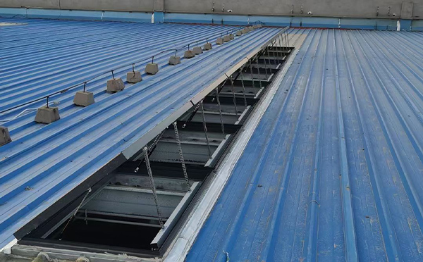 某城市大型商业综合体中庭庆阳排烟窗工程